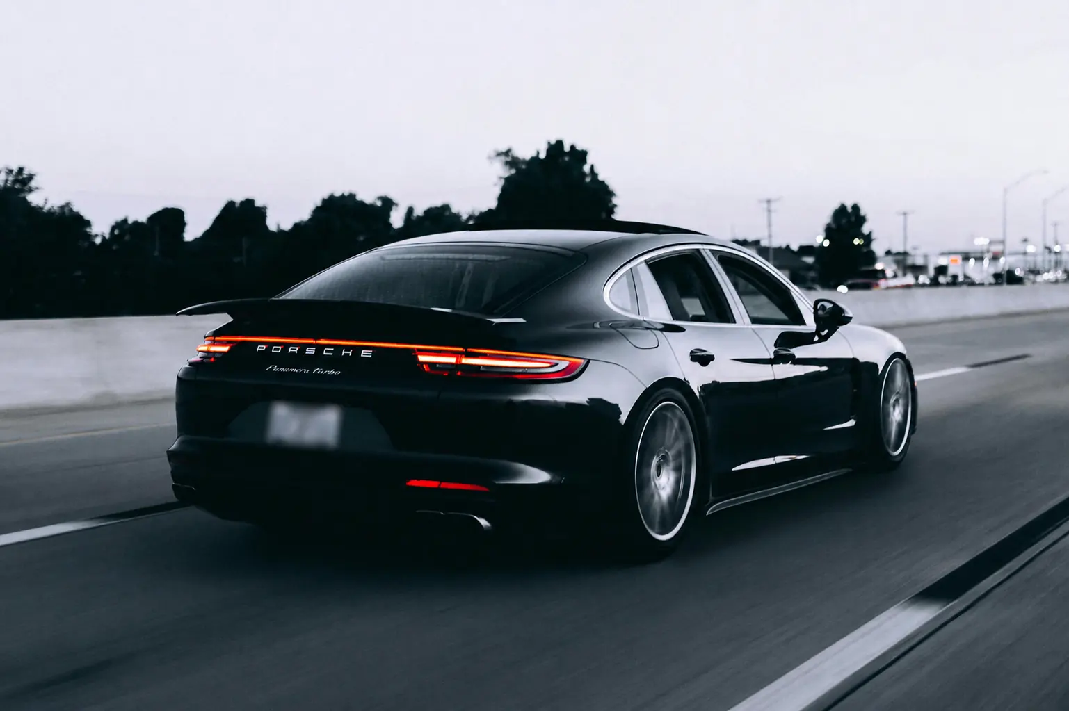Svart Porsche i bevegelse, bilvask hos Drammen CarWash i Drammen